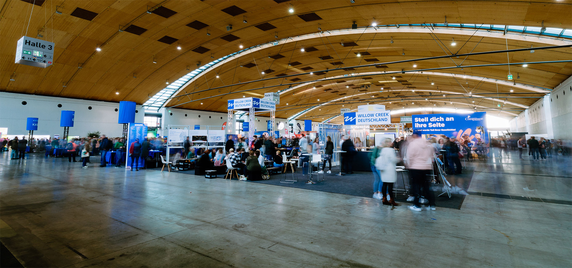 Gut organisierter Messestand in Halle 3 mit Ausstellerbooths, Besuchern und professioneller Ausstattung, wie N3W-Messeservice sie für Aussteller bei Messeauftritten realisiert.