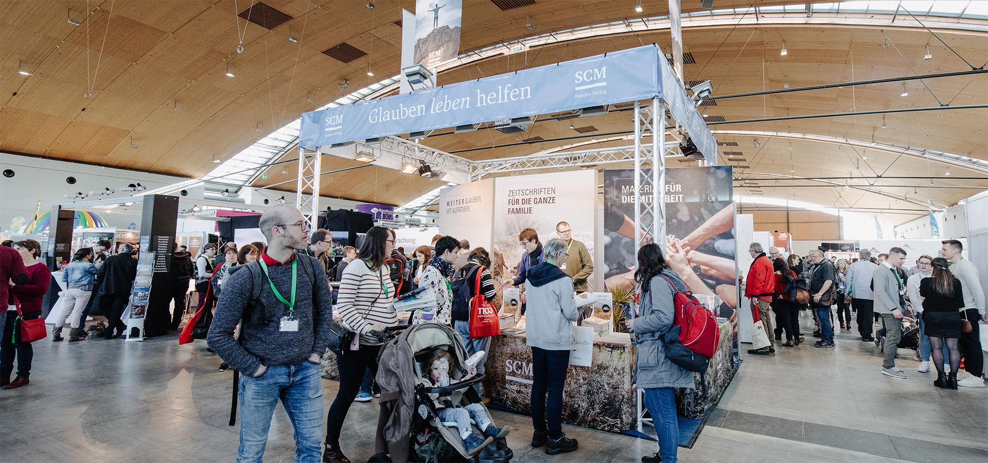 Messestand von SCM mit dem Banner 